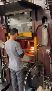 Pressa per stampaggio a caldo Eumuco SP 100 - 1000 ton (ID:76338) - Dabrox.com