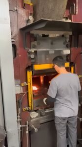 Pressa per stampaggio a caldo Eumuco SP 100 - 1000 ton (ID:76338) - Dabrox.com