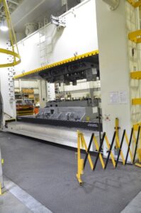 Pressa per stampaggio Simpac DE4P1500 - 1500 ton (ID:76364) - Dabrox.com