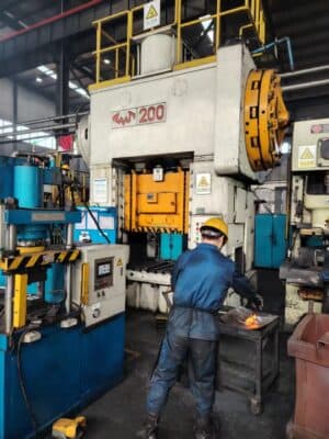 Pressa per sbavatura TMP Voronezh KA9033 - 200 ton (Foto 1)